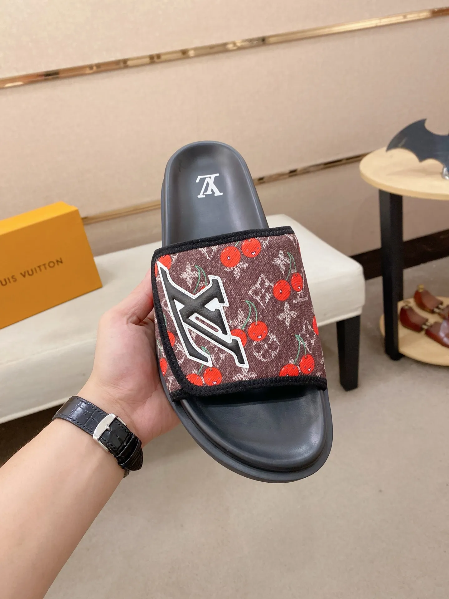 Men's shoes💰: 320💰Made by LV🔍Top purchasing agent, men's spring and summer slippers are available at the same counter. The uppers are made of cowhide imported from Italy, with logo graphics and high-quality craftsmanship. Soles: original soles specially provided by the original factory. Exclusive molded soles are super comfortable. Original goods with single order, 🔍🔍high quality, you can enter and exit the counter at will. Welcome to compare, code number 38-44. Can be customized45